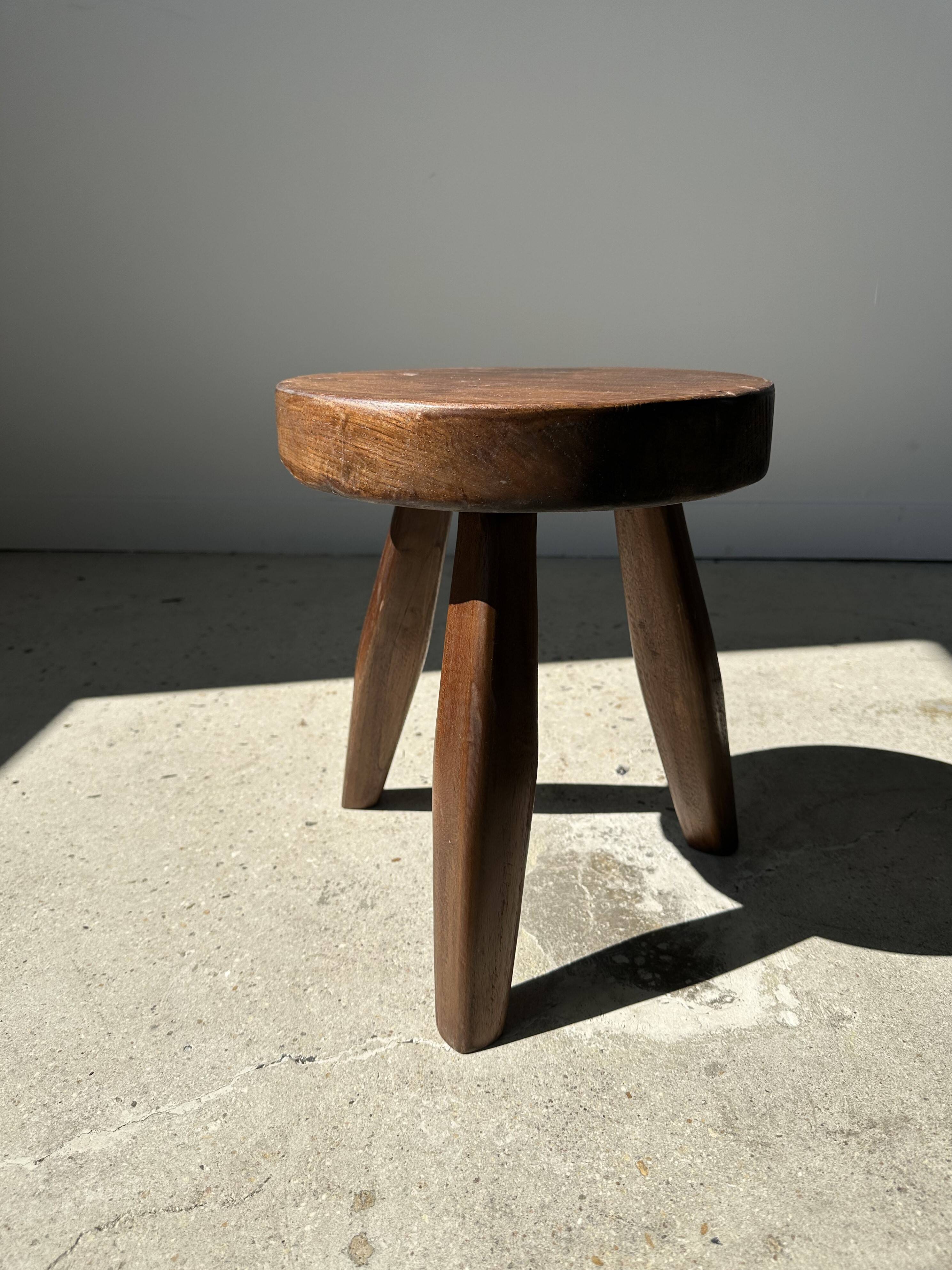 Low flat tripod stool in upcycled teak - Small tripod stool in solid brown wood with a circular seat.
