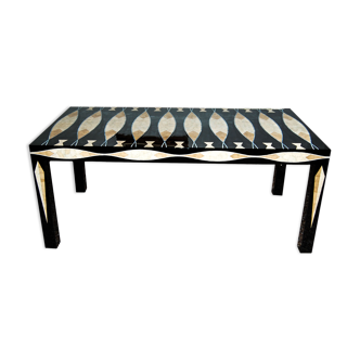 Table à manger rectangulaire en bois, laquée avec des décorations en coquille d’œuf, Italie, années 1970