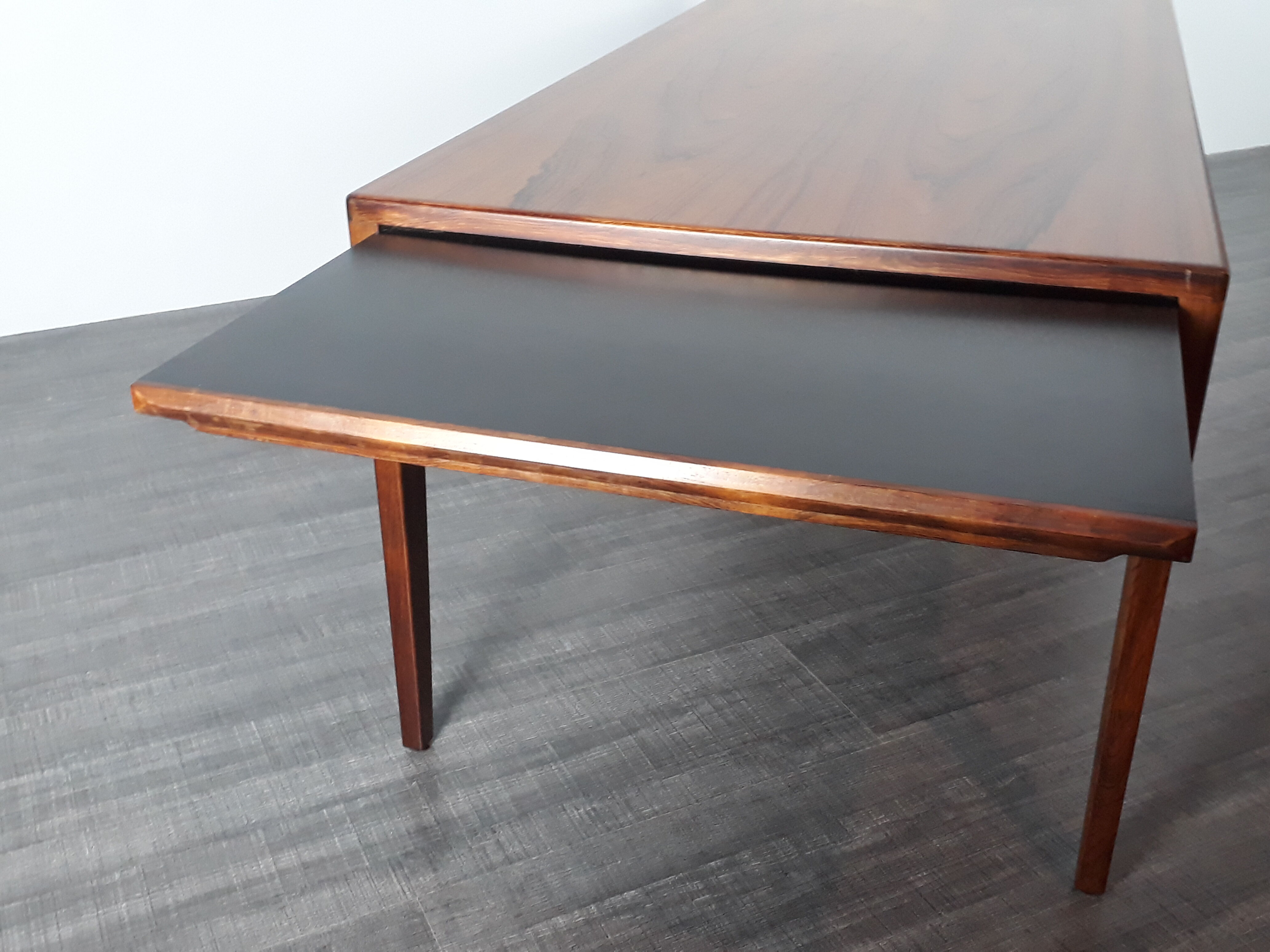 Extendable coffee table