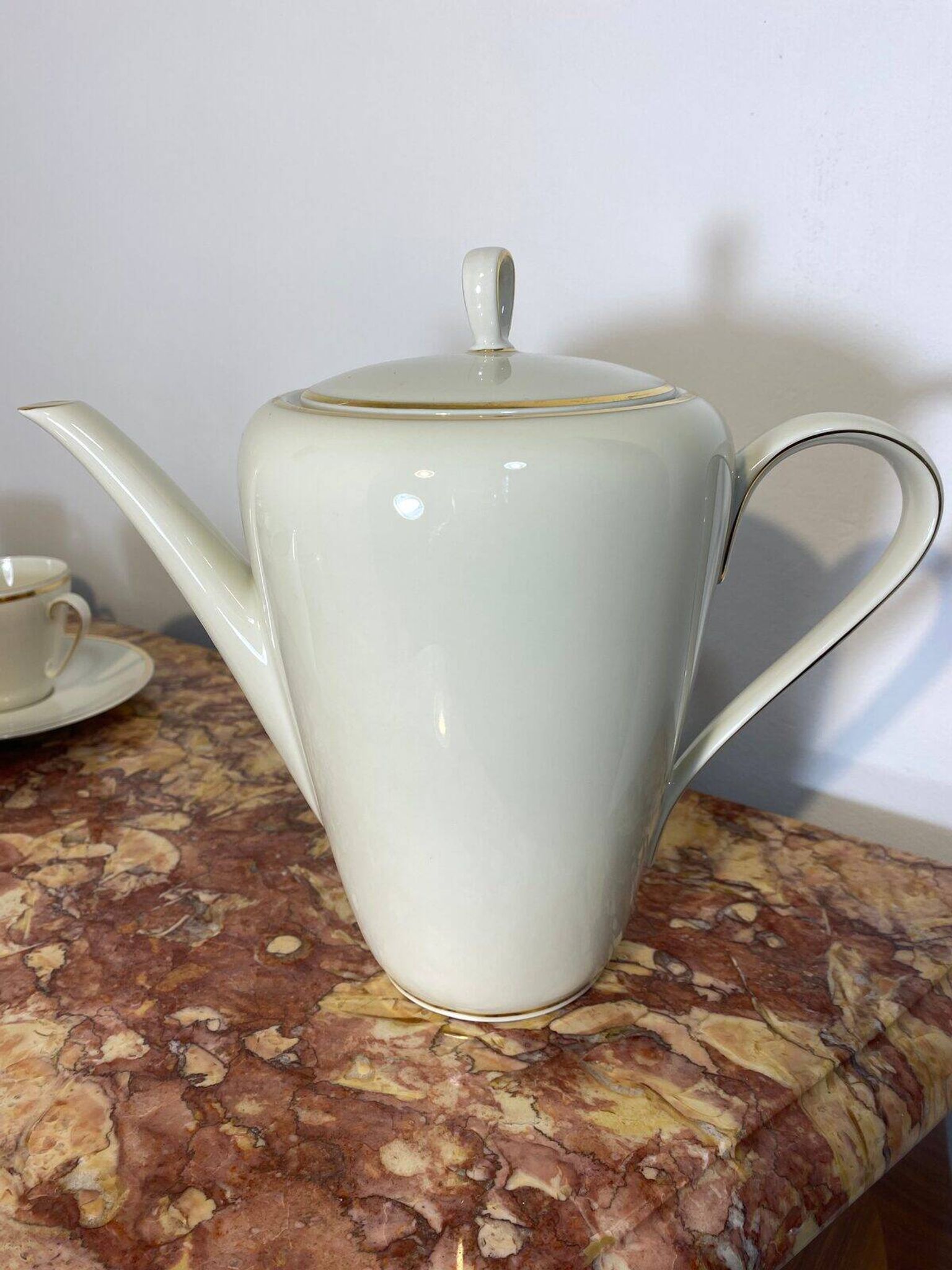 Service à thé en porcelaine bavaroise avec bordure dorée.