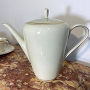 Service à thé en porcelaine bavaroise avec bordure dorée.