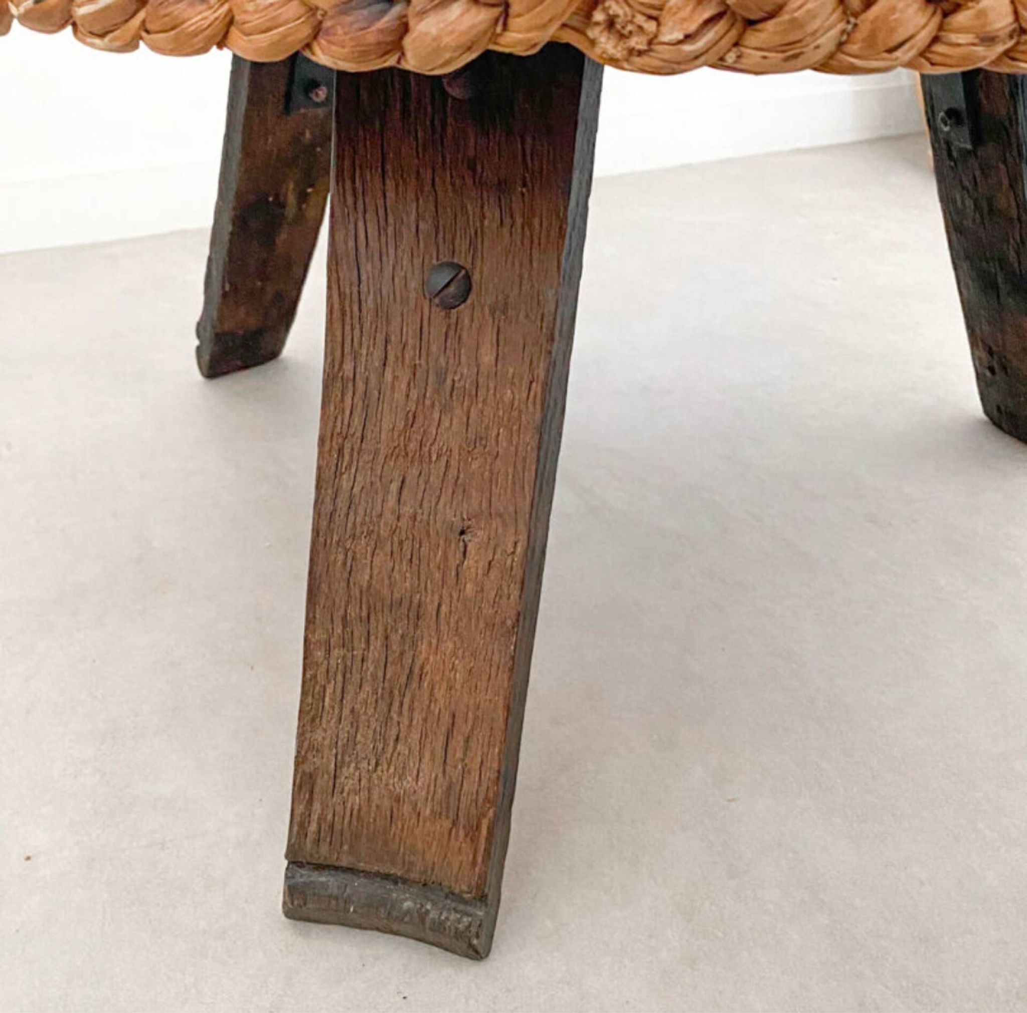 Table basse tripode brutaliste Attribuée à Audoux & Minnet (Années 1