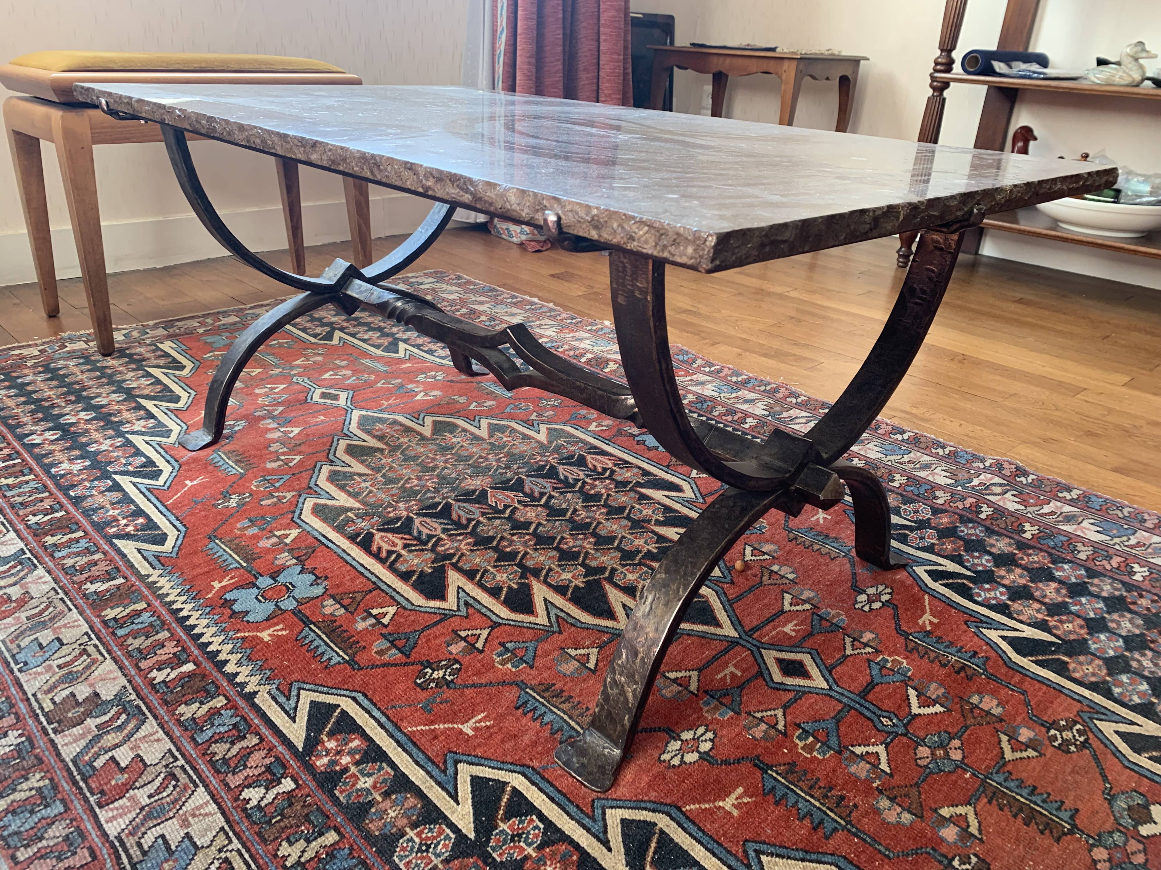 Table basse en pierre de lavé et fer forgé