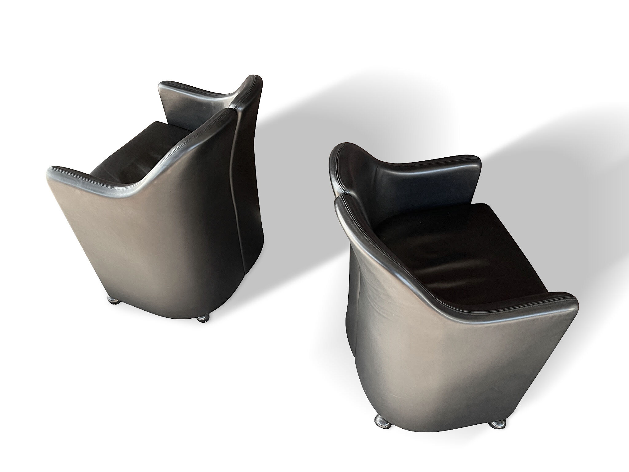 Pair of armchairs "S142" by Eugenio Gerli for Tecno in black leather