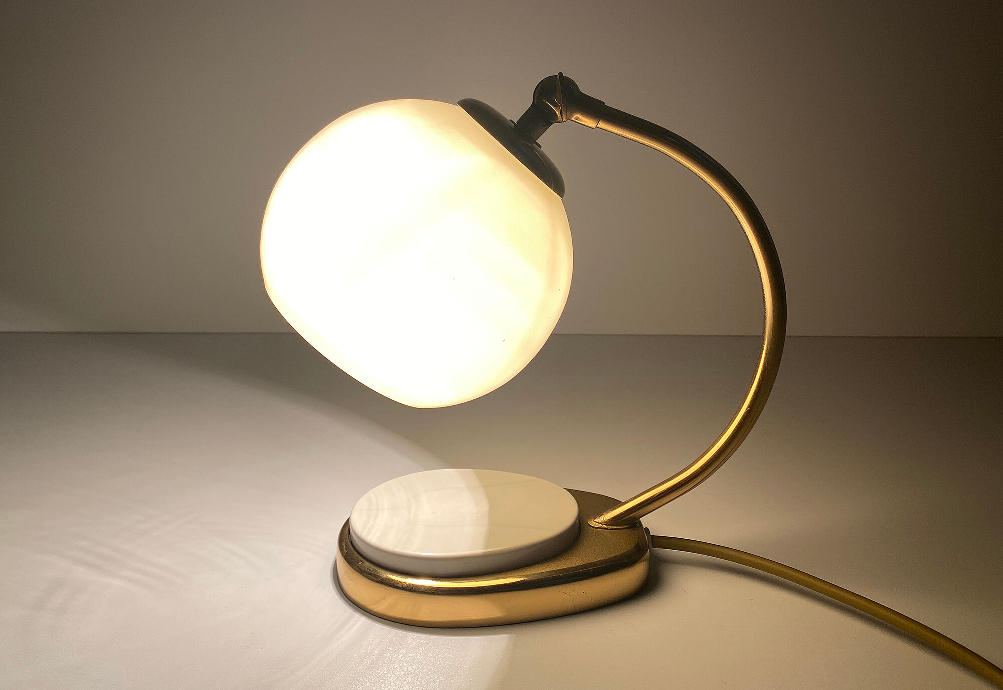 lampe de table art deco bauhaus, vintage années 50, laiton opaline bakelite