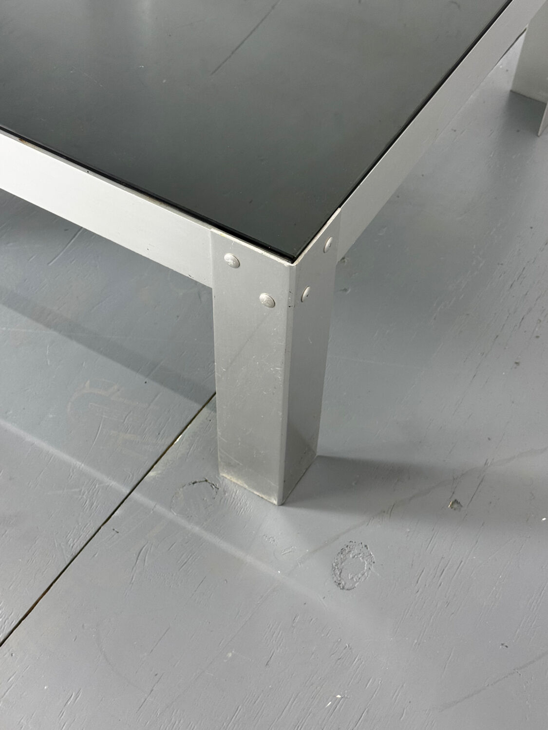 Table basse en aluminium et verre minimaliste de style moderniste du milieu du siècle, années 1970.