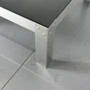 Table basse en aluminium et verre minimaliste de style moderniste du milieu du siècle, années 1970.