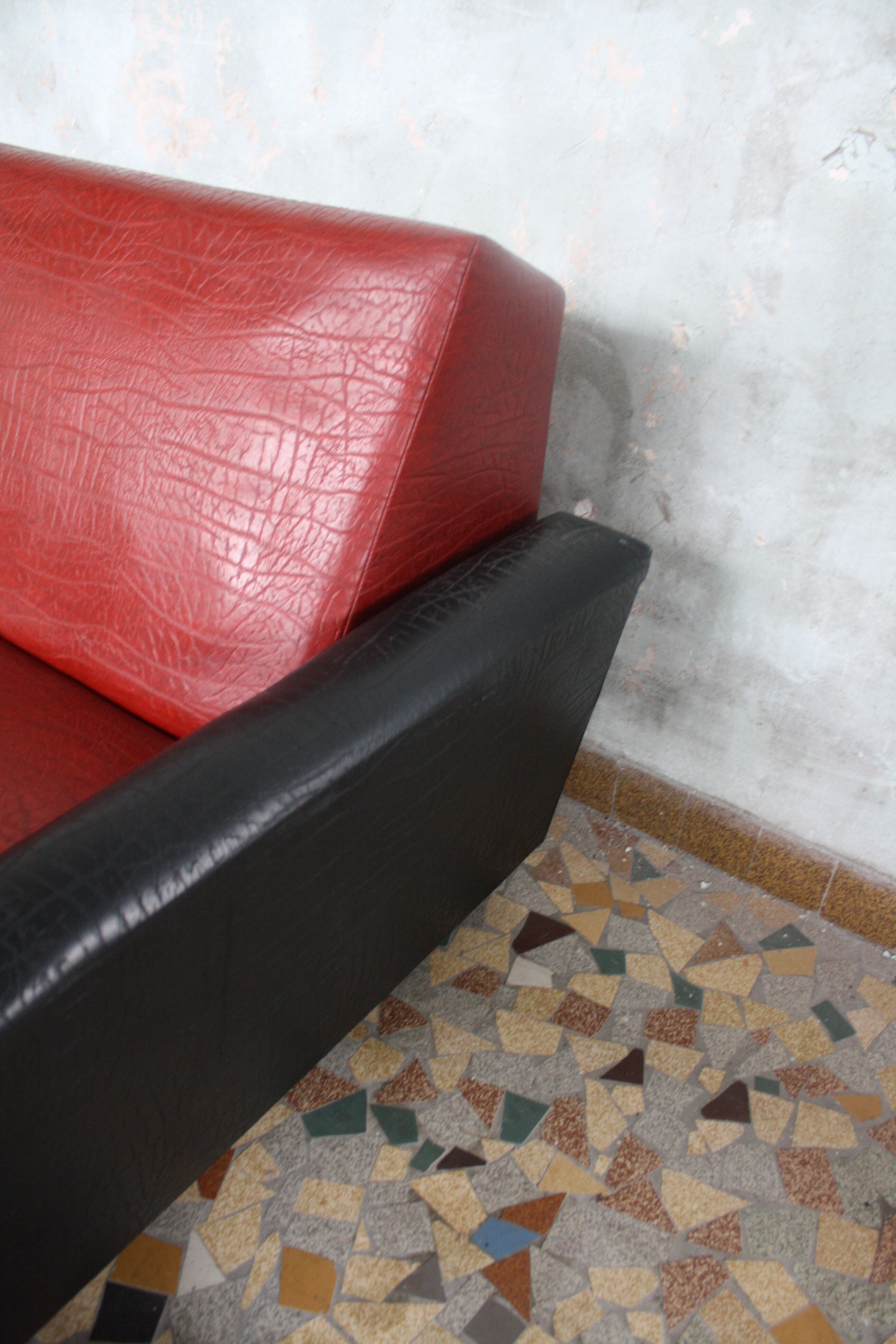 3-seater sofa and 2 rockabilly chairs in red and black skai