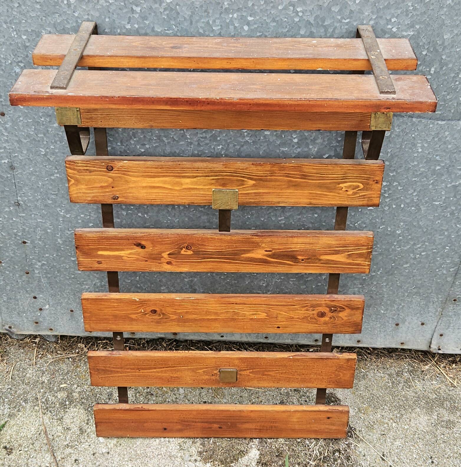 Wall-mounted coat rack in iron and wooden slats