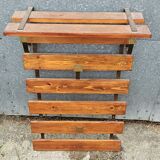 Wall-mounted coat rack in iron and wooden slats