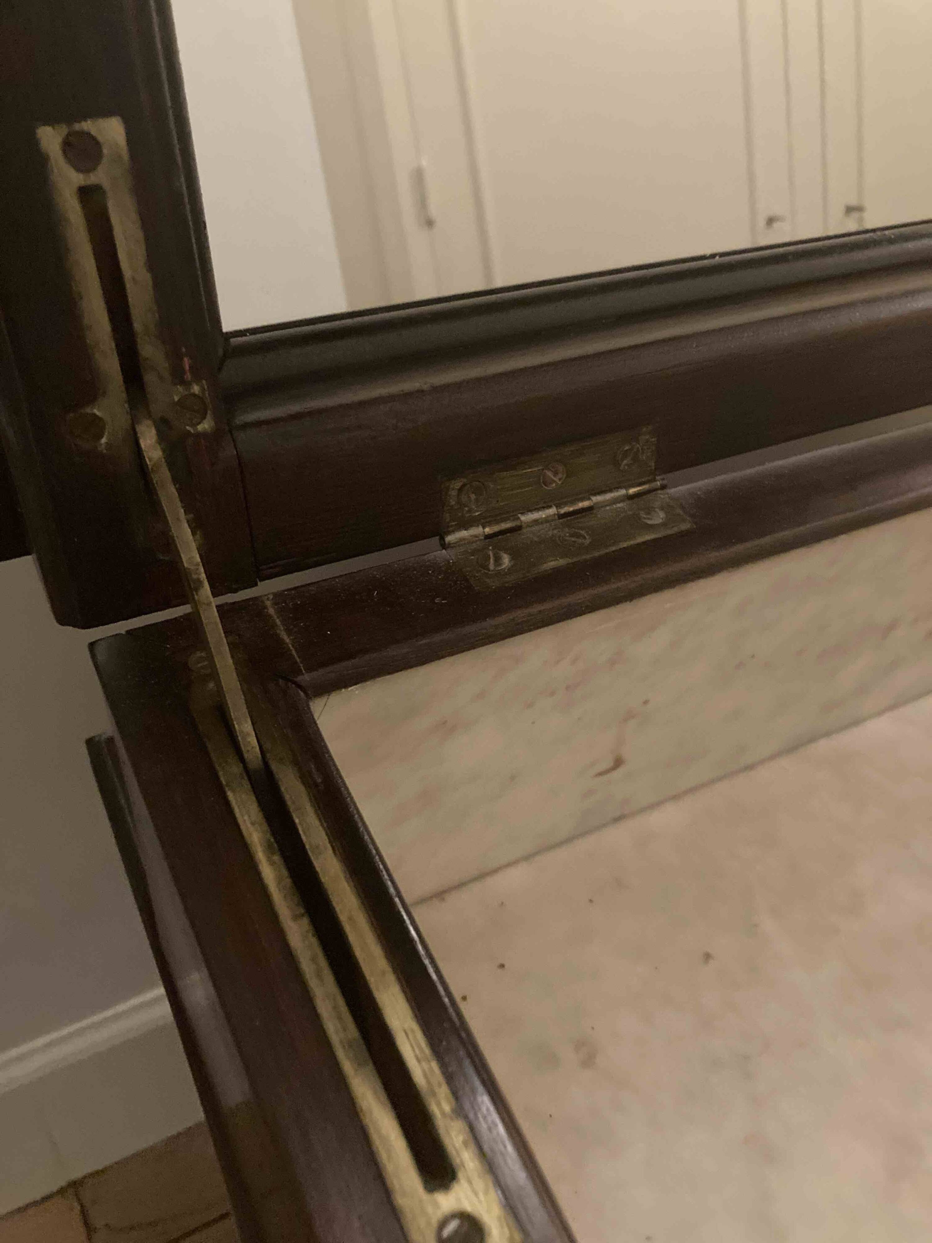 Commode de toilette de type "chemin de fer"