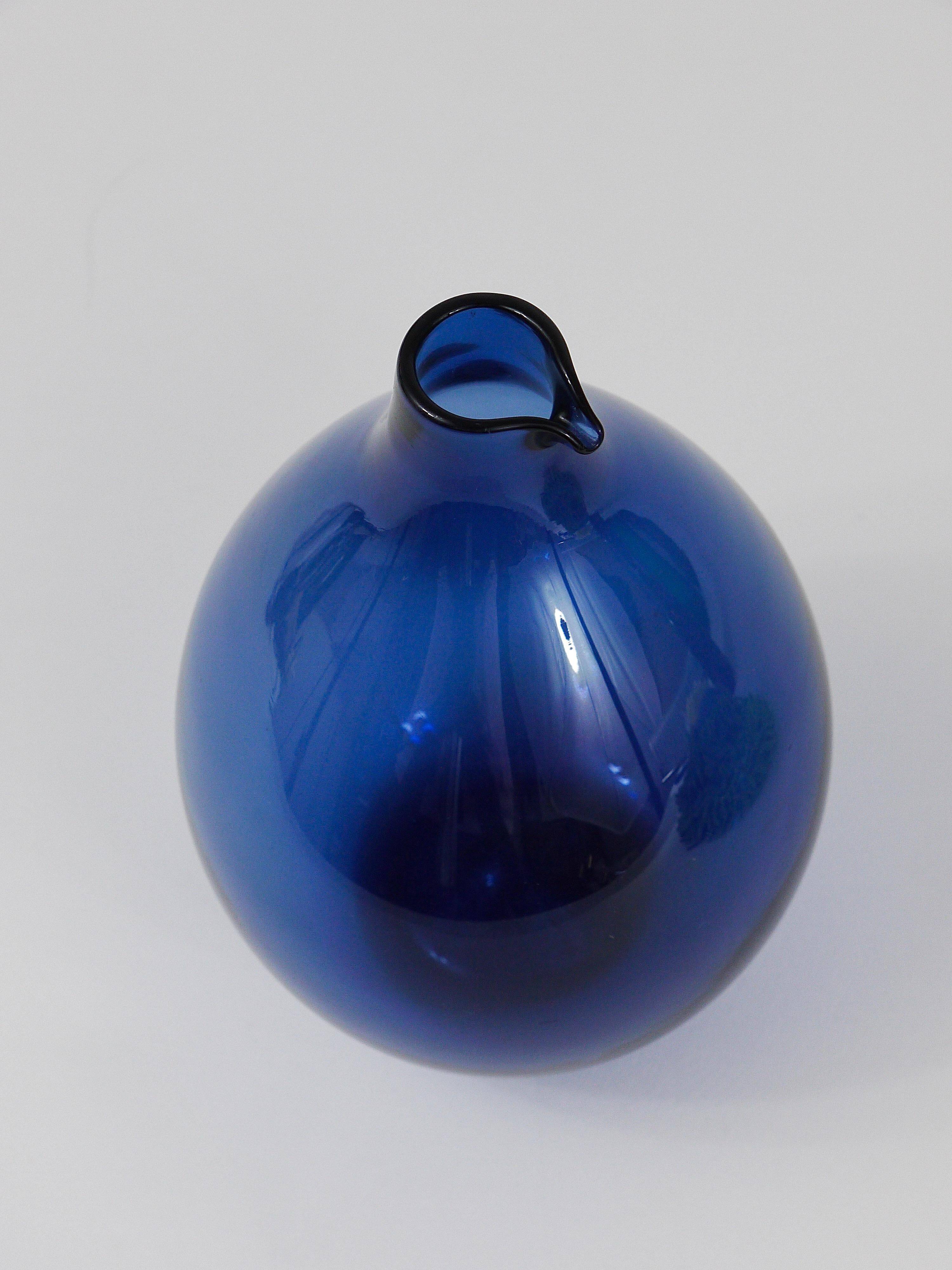 Glass vase signed Bleu Timo Sarpaneva Pullo Oiseau, Iittala, Finland, 1950s