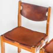Ensemble de quatre chaises vintage. Bois d'orme et cuir. Maison Regain 70s