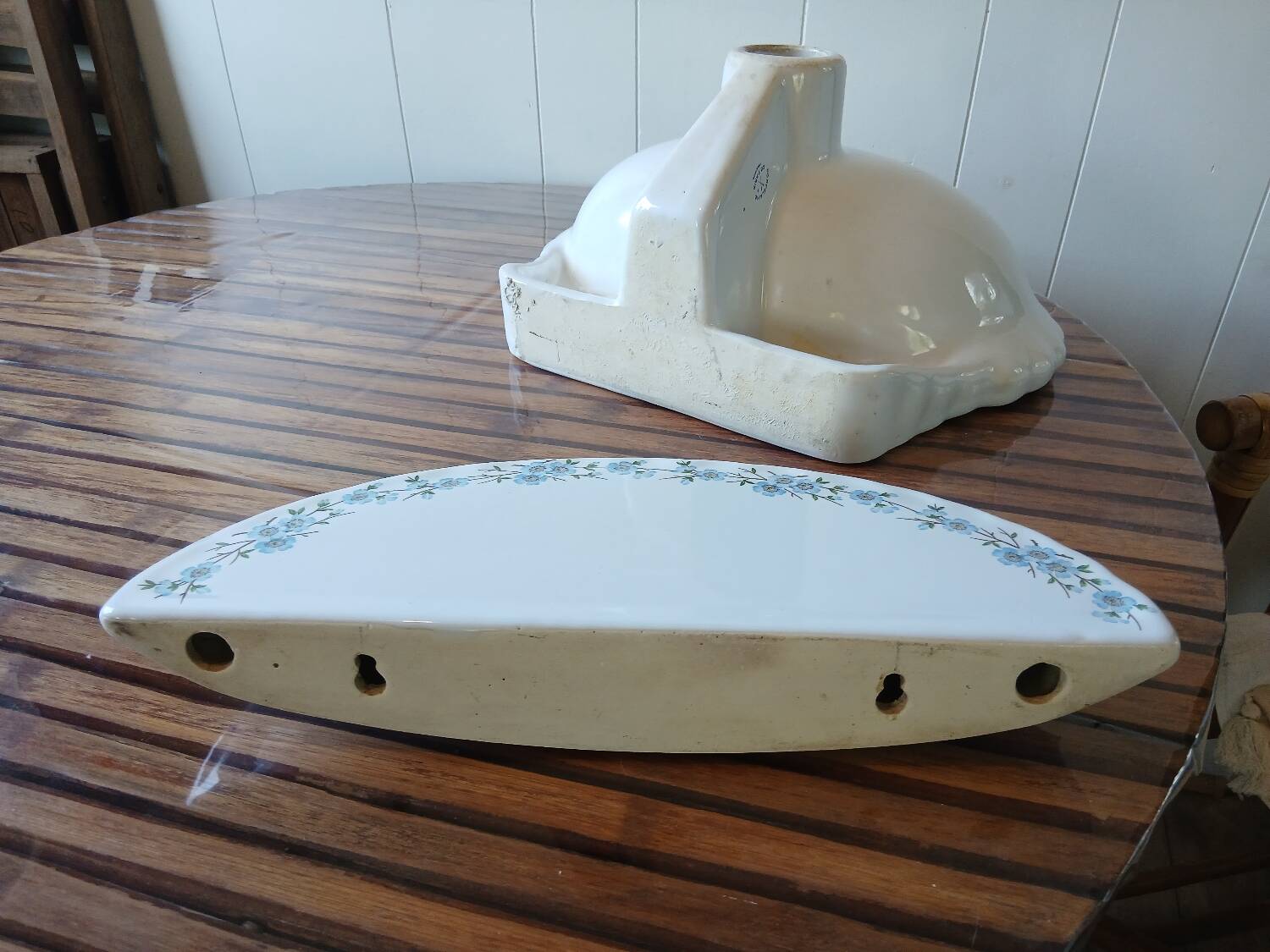 Lave mains et sa tablette en porcelaine