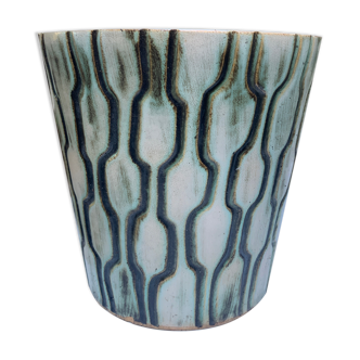 Pot cover with geometric decoration