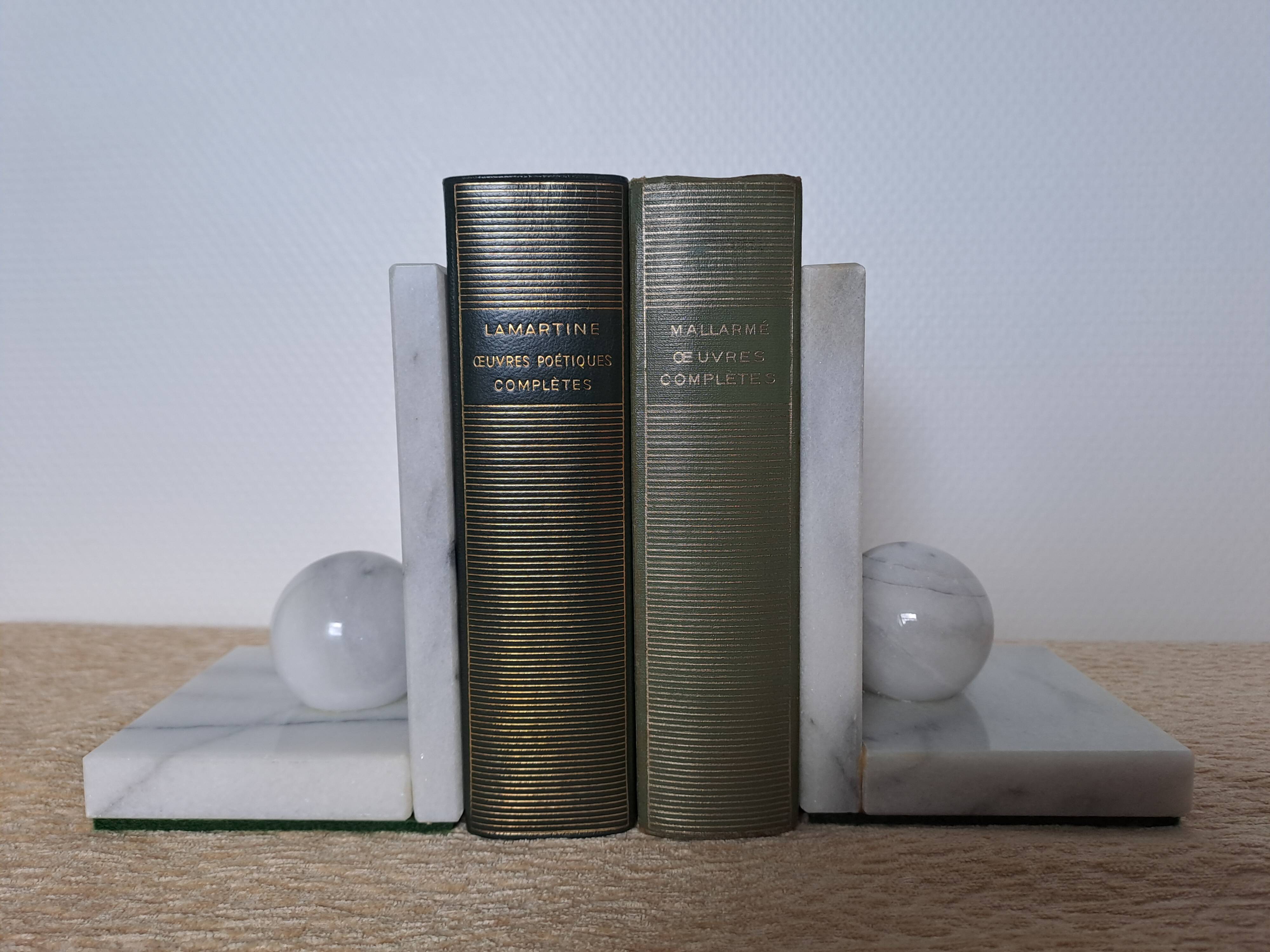 Vintage bookends in grey veined white marble – Minimalist design