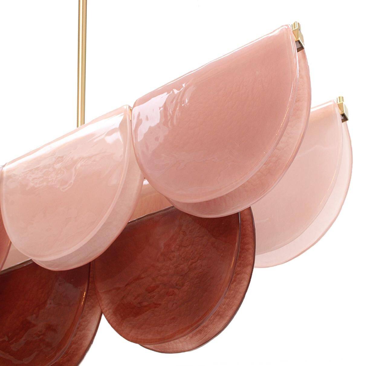 Lampe suspendue en verre de Murano et laiton en bourgogne, rose pâle et rose poudré, Italie.