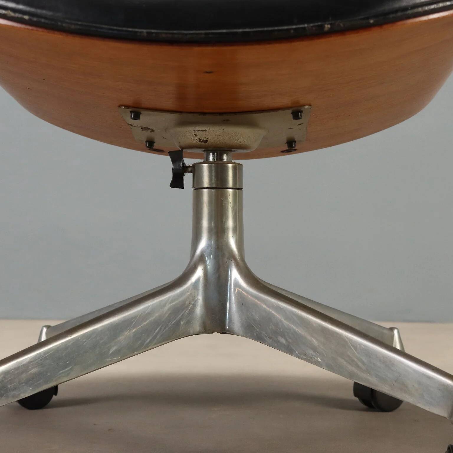 Fauteuil pivotant MIM années 1960