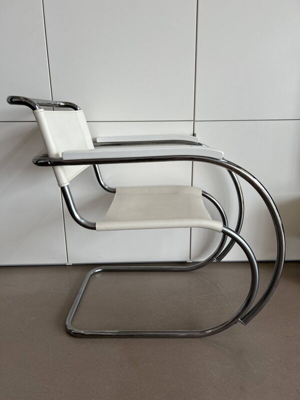 Fauteuil Mies van der Rohe cuir blanc et chrome MR20 collection Thonet