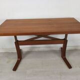 Scandinavian table with system