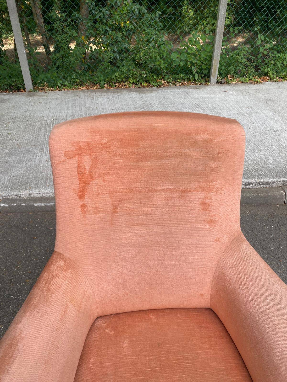 Fauteuil crapaud en velours rose saumon 1950