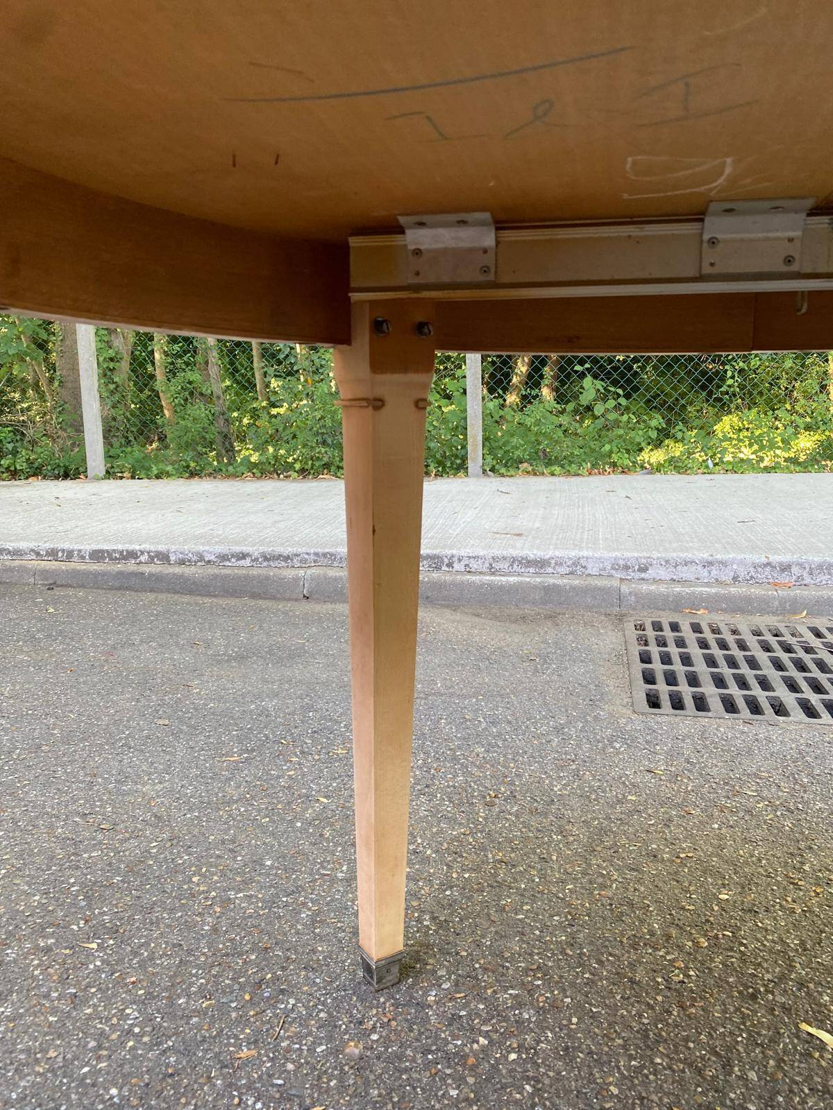 Table ronde extensible style Directoire rénovée en bois clair  avec 2 rallo