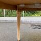 Table ronde extensible style Directoire rénovée en bois clair  avec 2 rallo