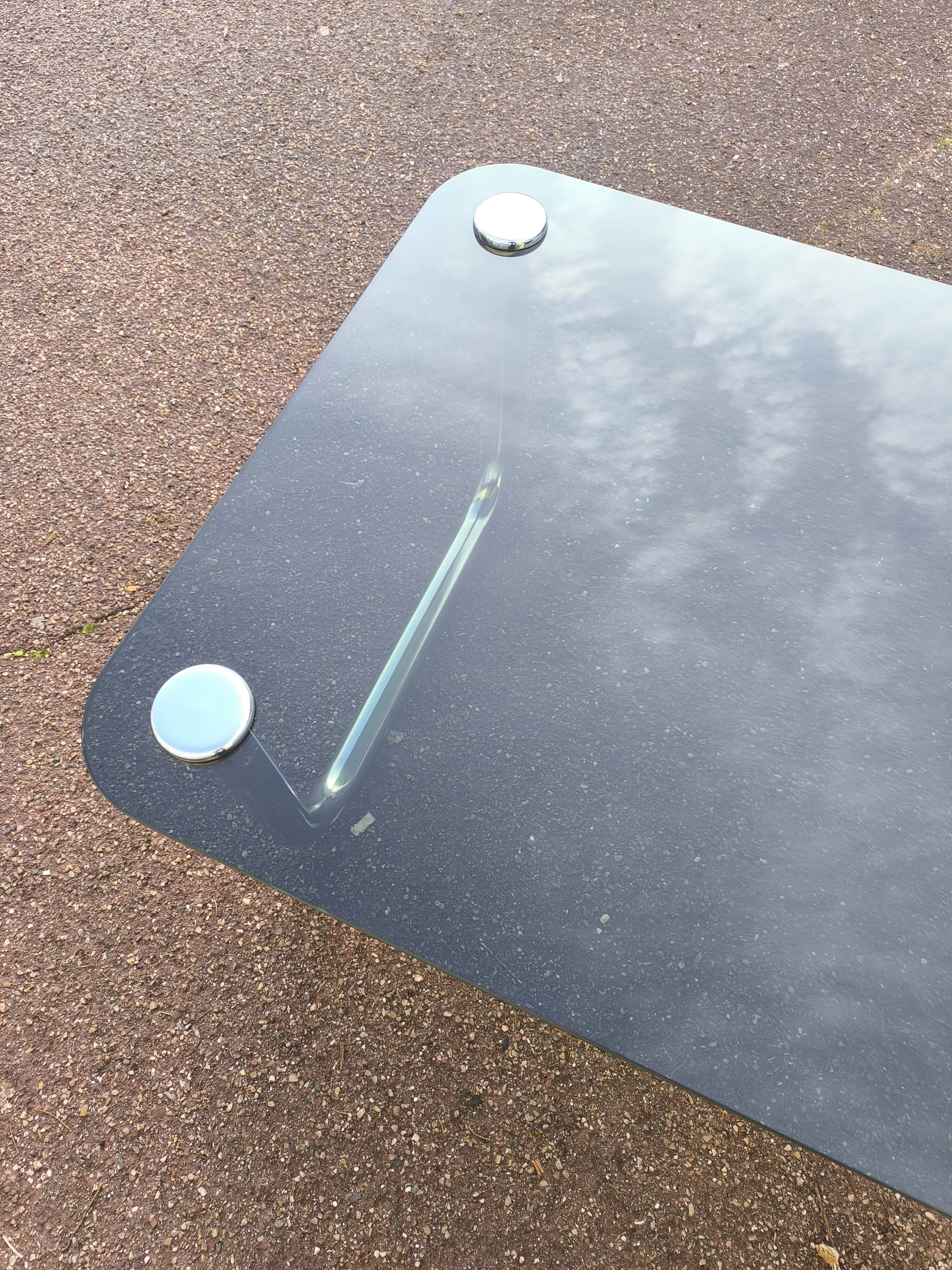 Table basse chromé et verre noir fumé space age italienne