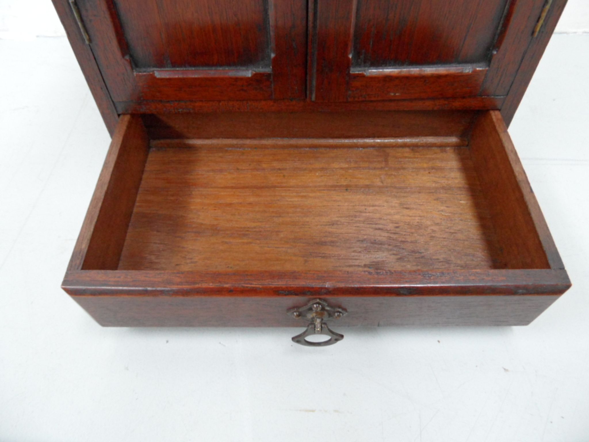 Armoire à bijoux en acajou ancien