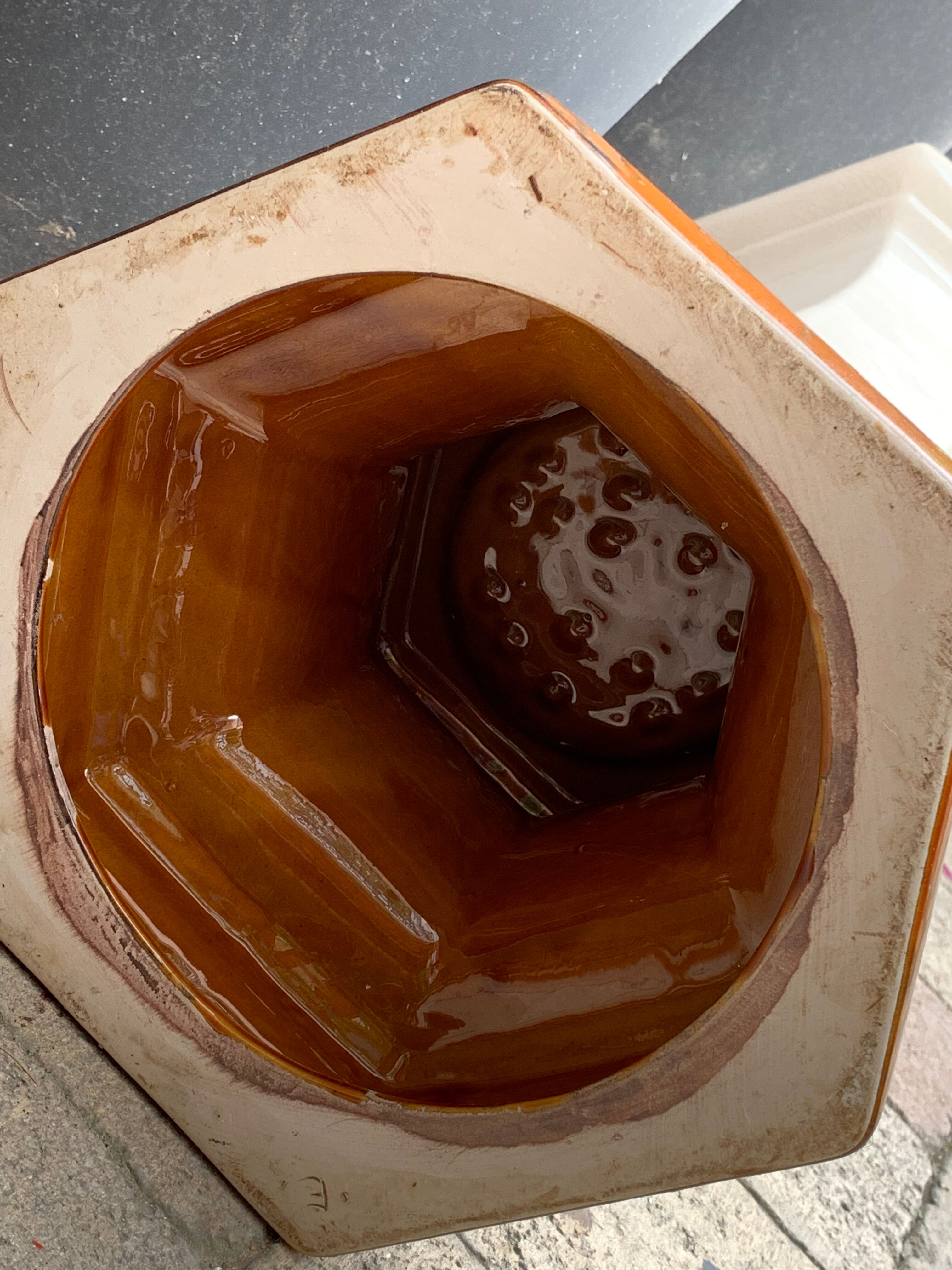 Column wears vintage plant