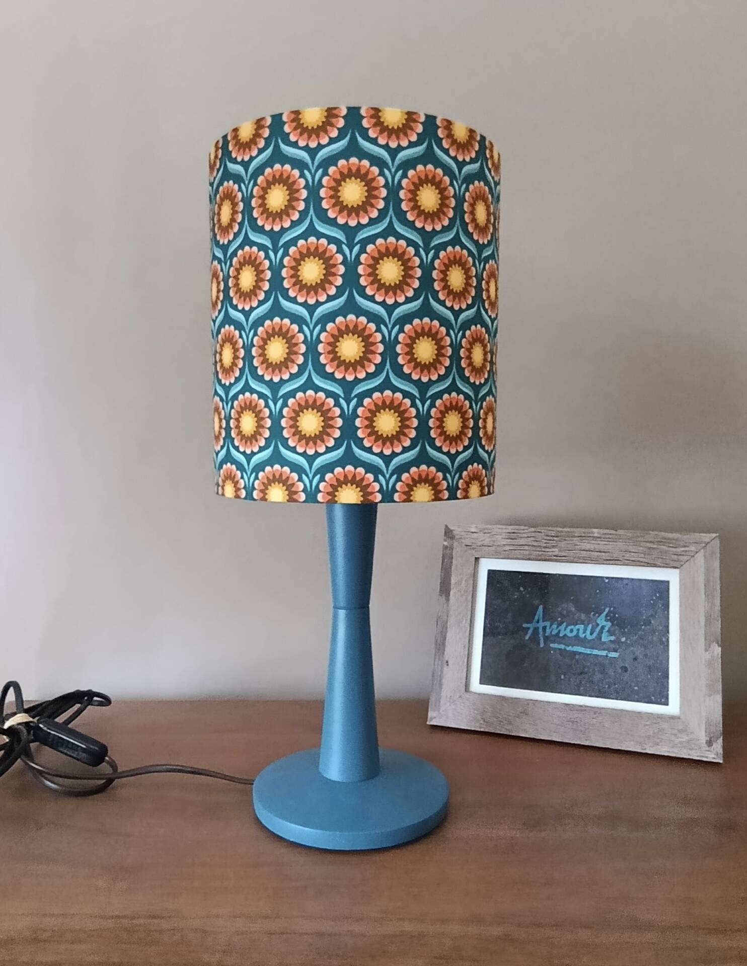 lampe à poser bois bleu, imprimé graphisme fleurs style vintage