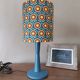 lampe à poser bois bleu, imprimé graphisme fleurs style vintage