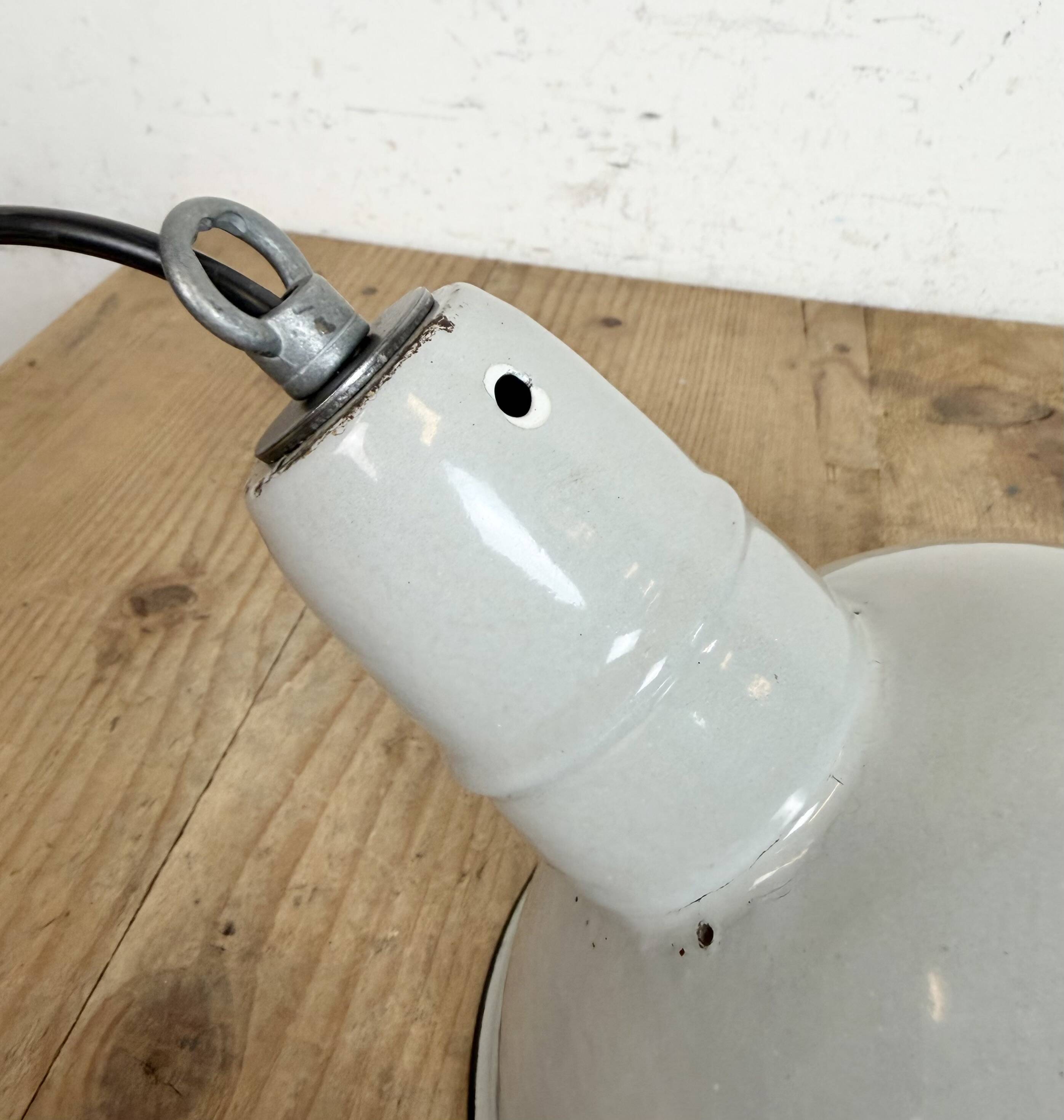 Suspension industrielle en émail gris, années 1960