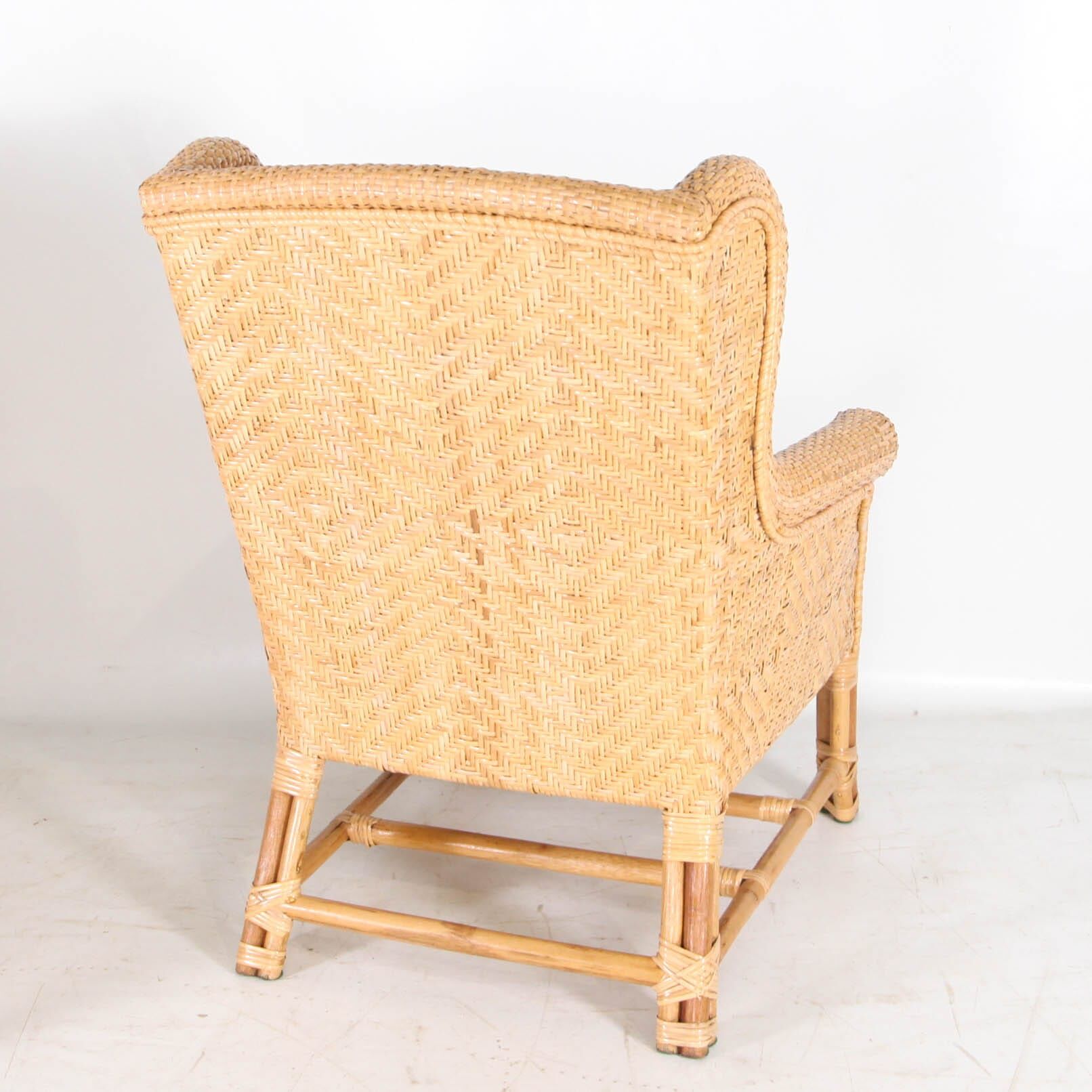 Paire de fauteuils club en rotin