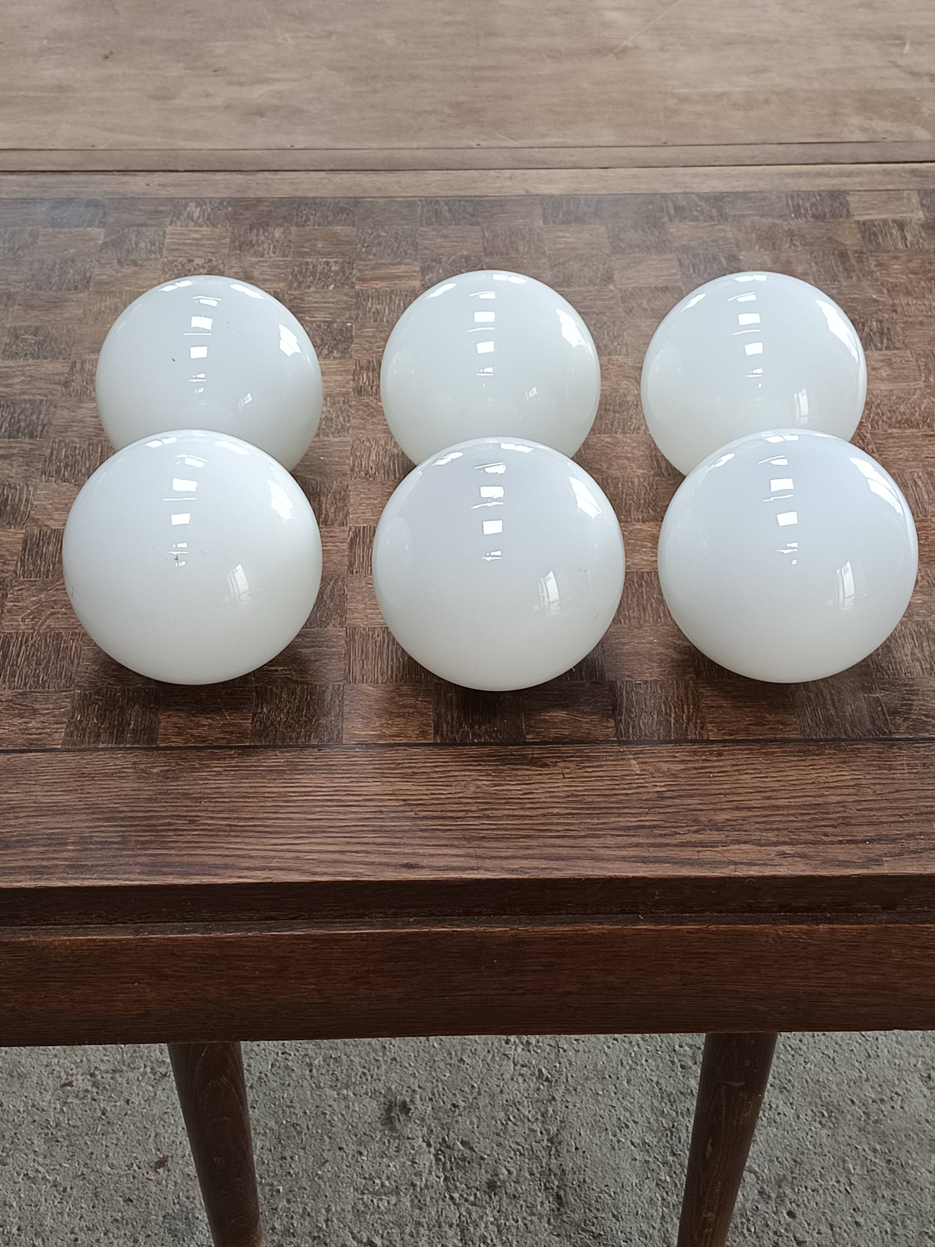 Lot de 6 globes anciens en opaline blanche