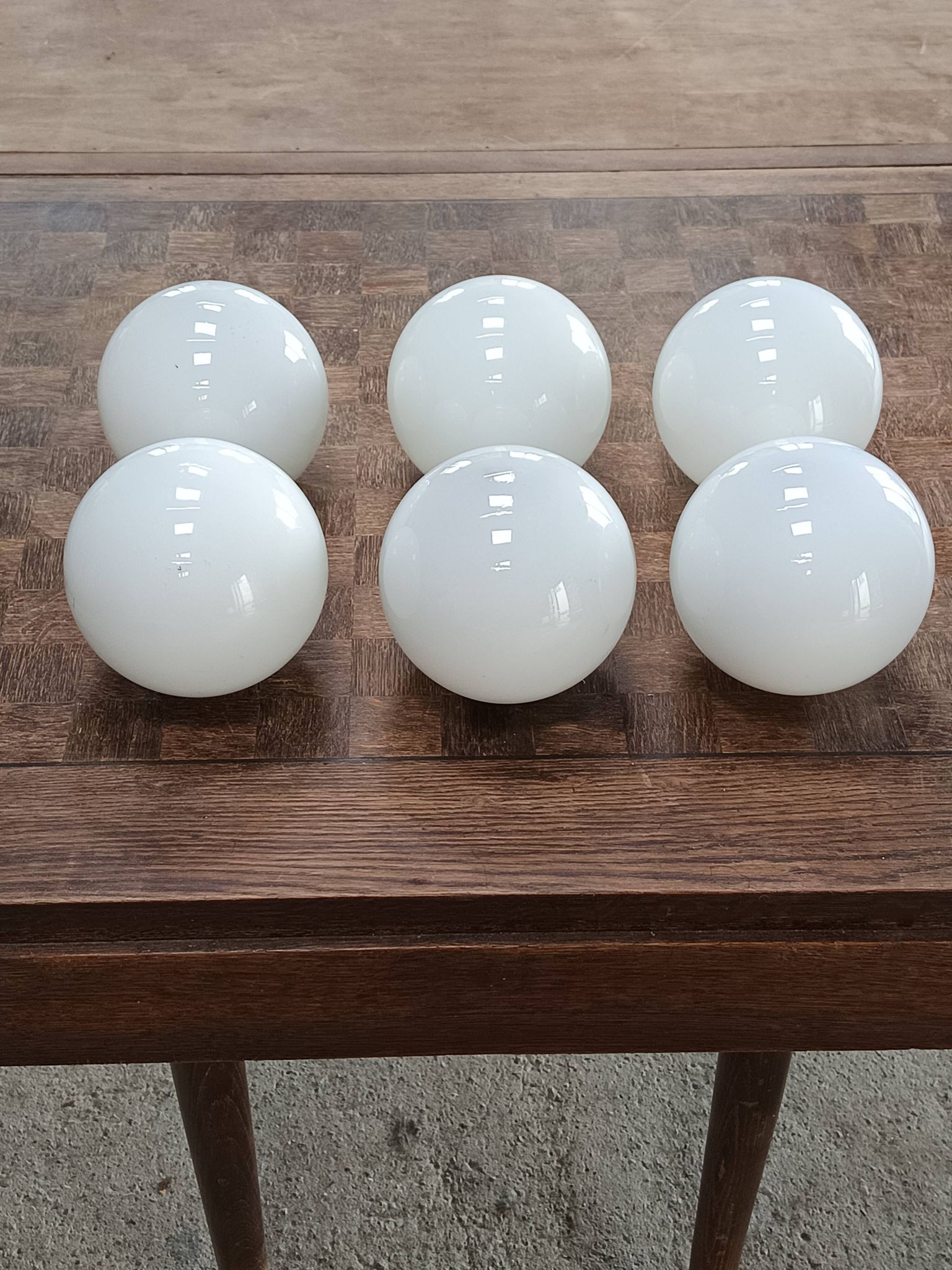 Lot de 6 globes anciens en opaline blanche