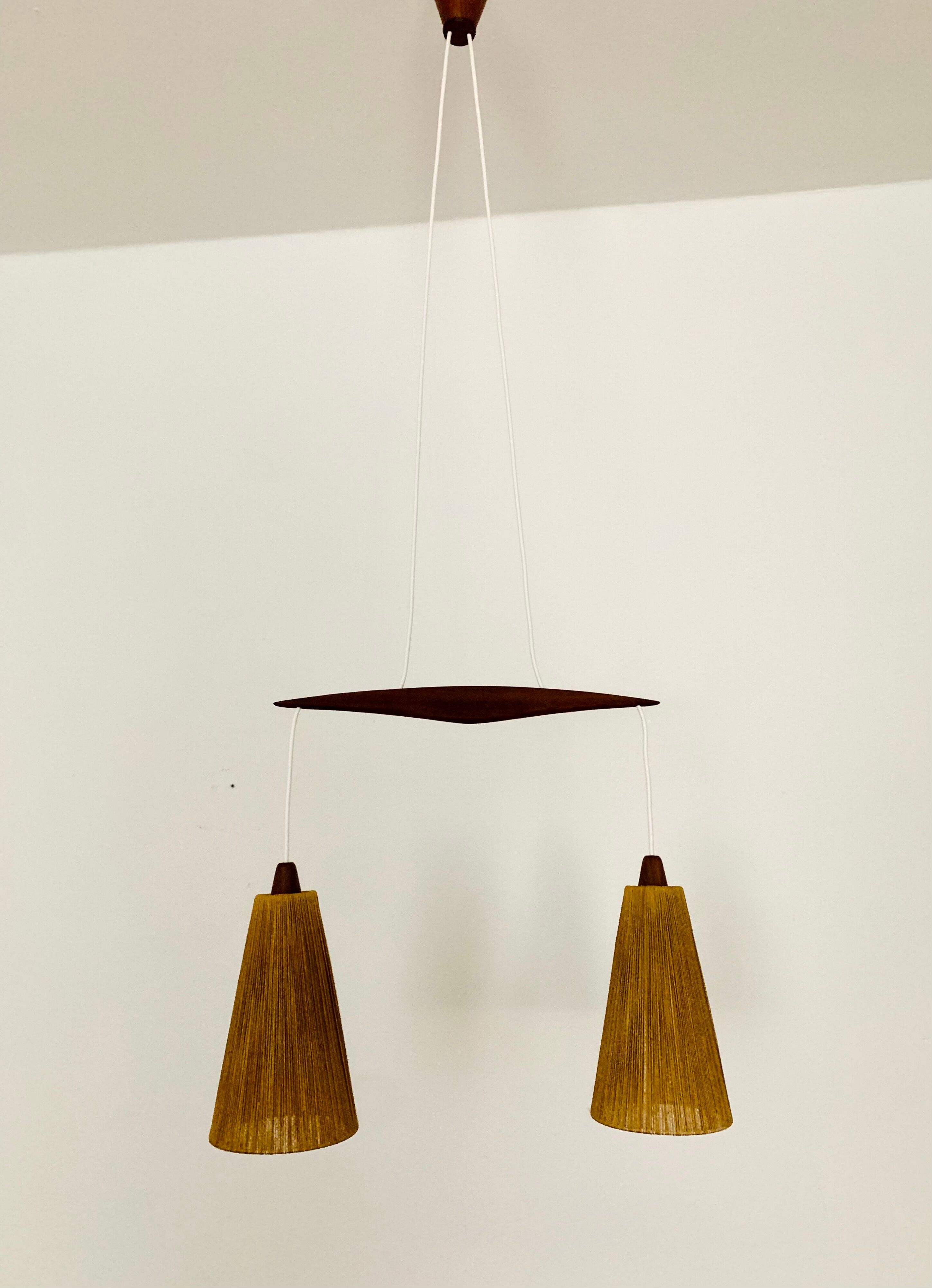 Suspension en teck et sisal par Temde