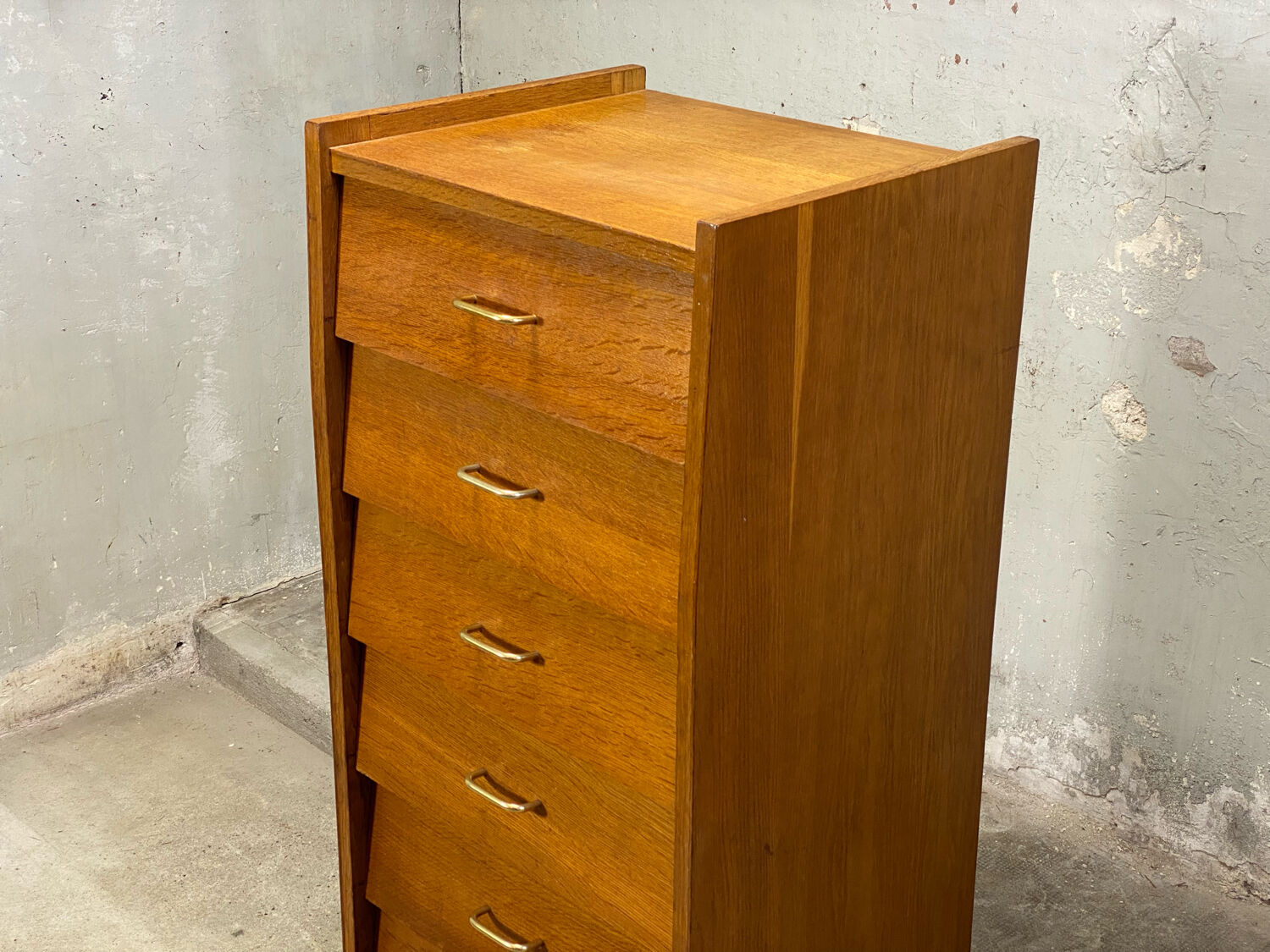 Oak chest of drawers