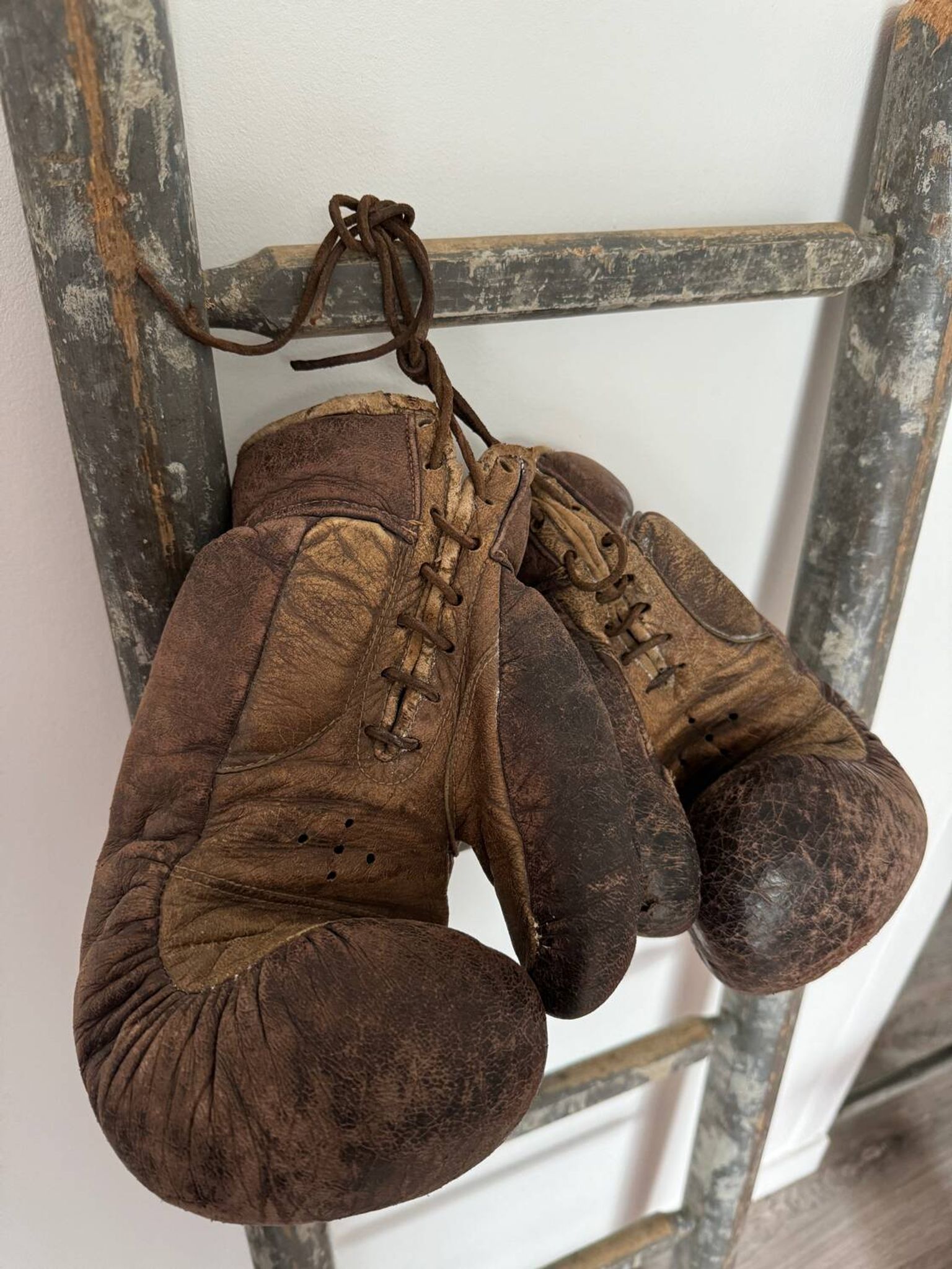 Ancienne paire de gants de boxe en cuir