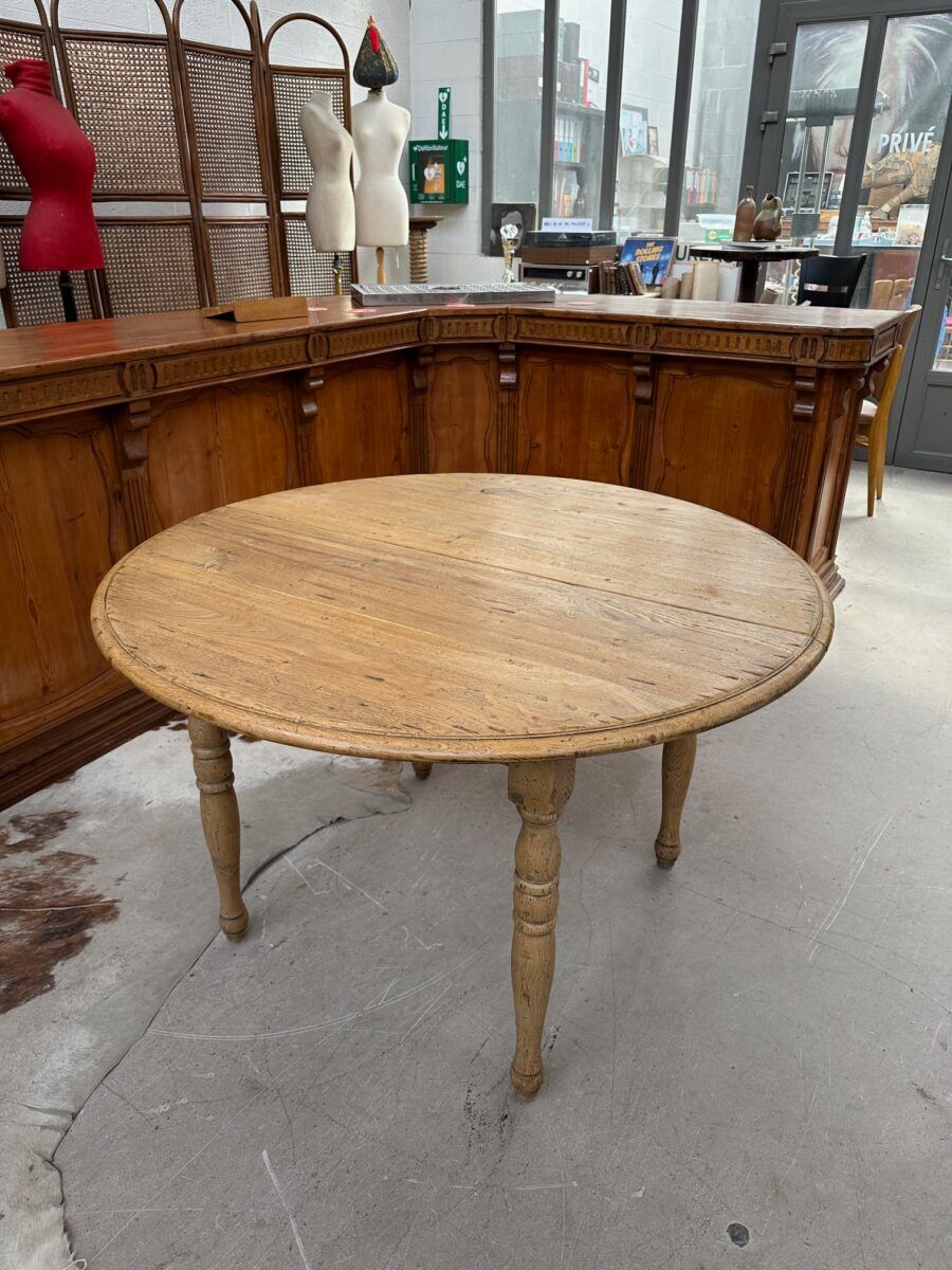 Round table in solid oak with its two extensions.