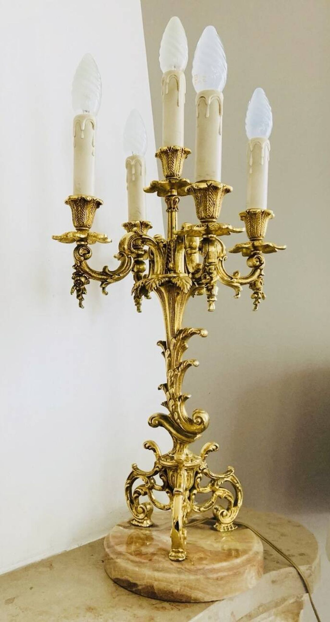 Chandeliers en bronze doré massif époque milieu XXe socles en marbre
