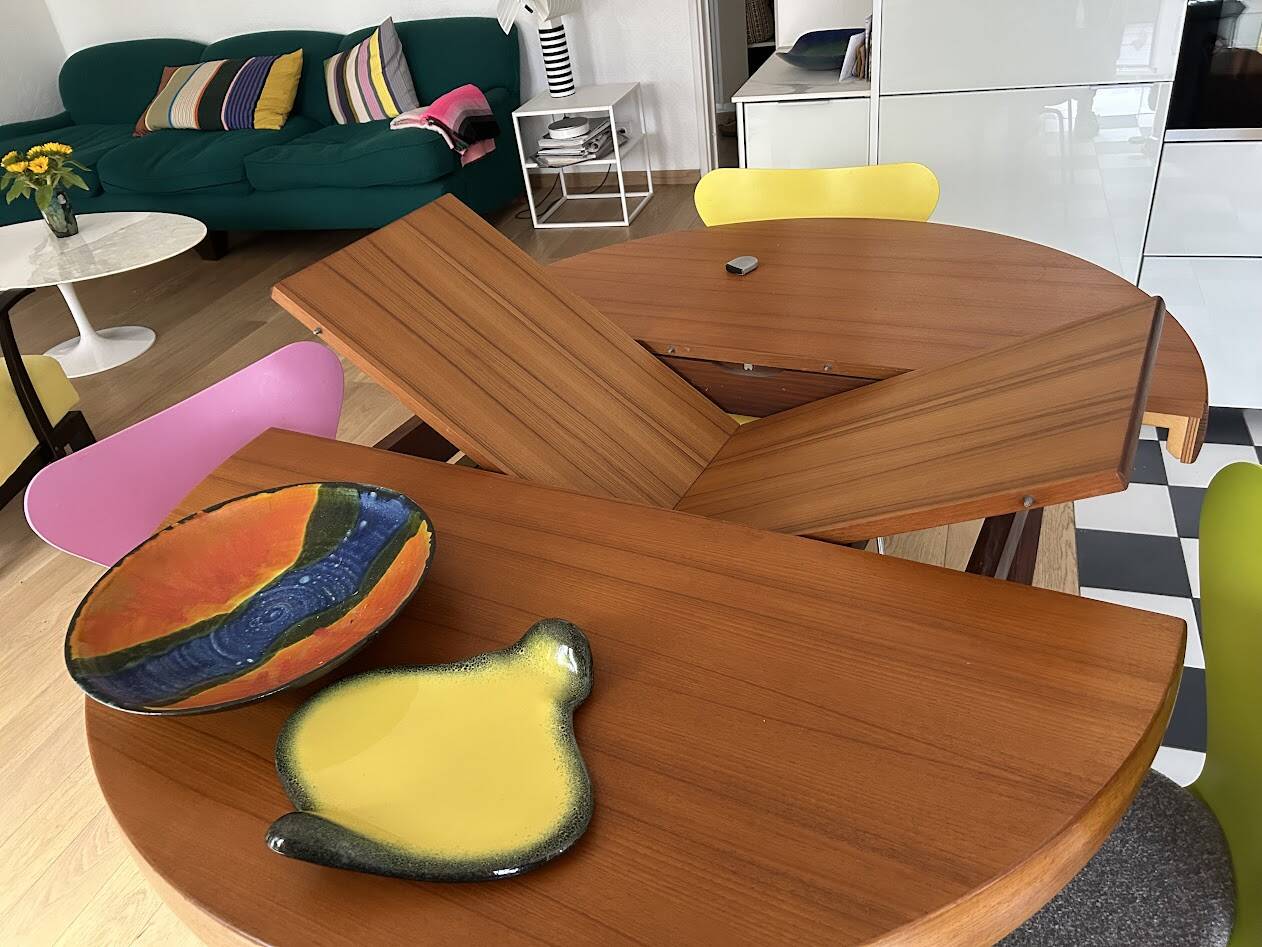 Extendable teak table