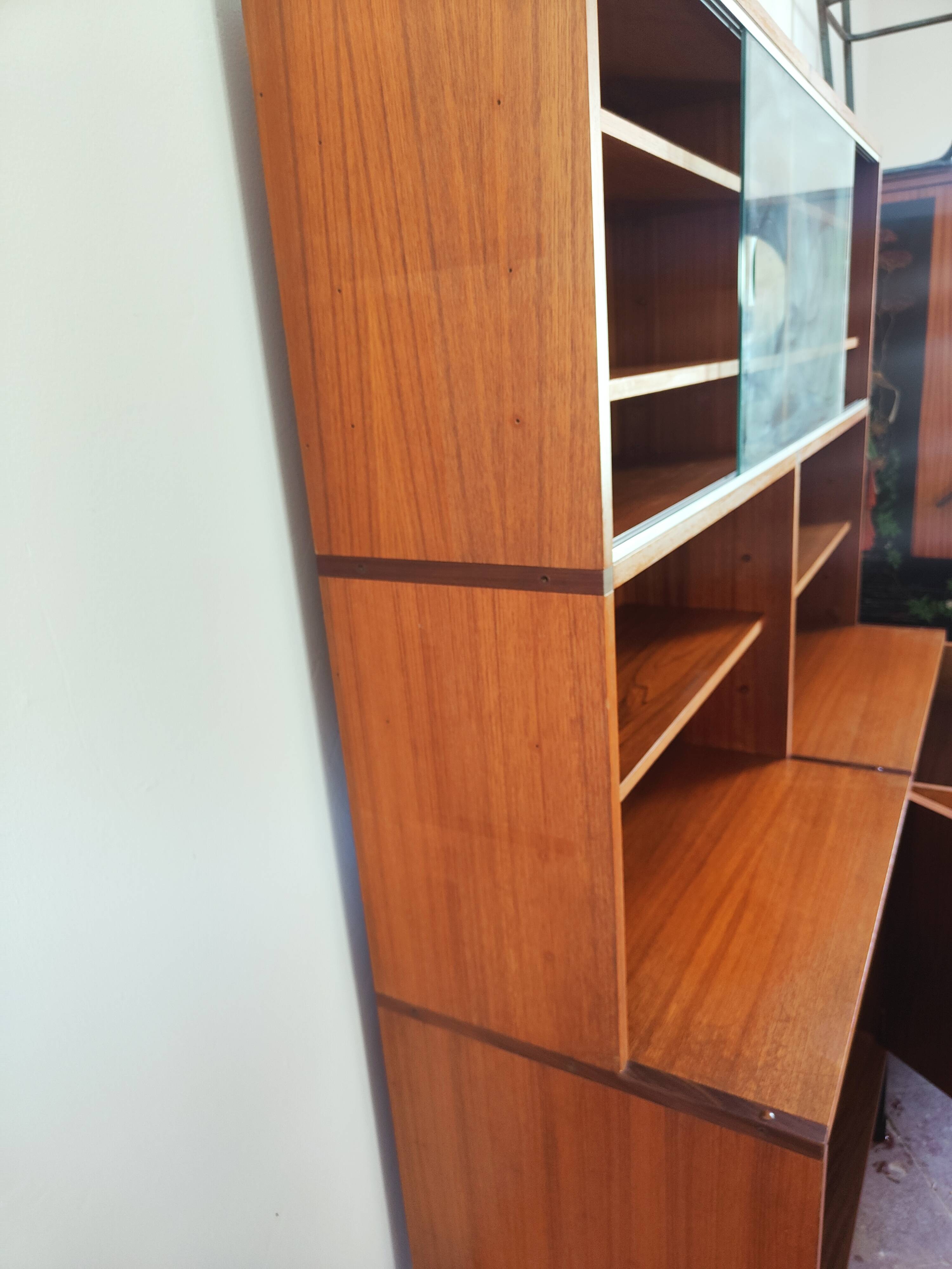 Enfilade of minivielle bookshelves
