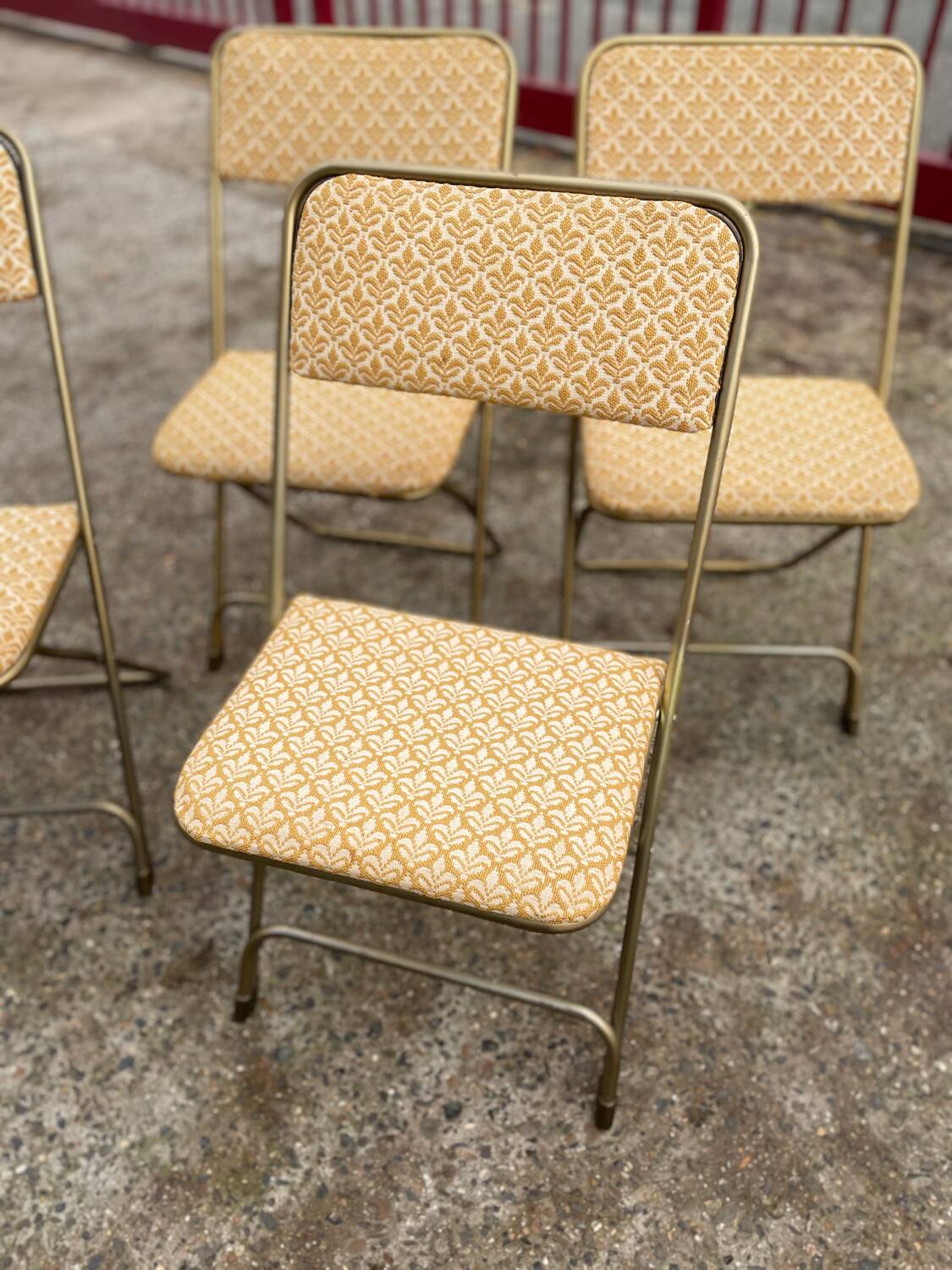 Set of 4 vintage folding chairs / 70's theater armchairs