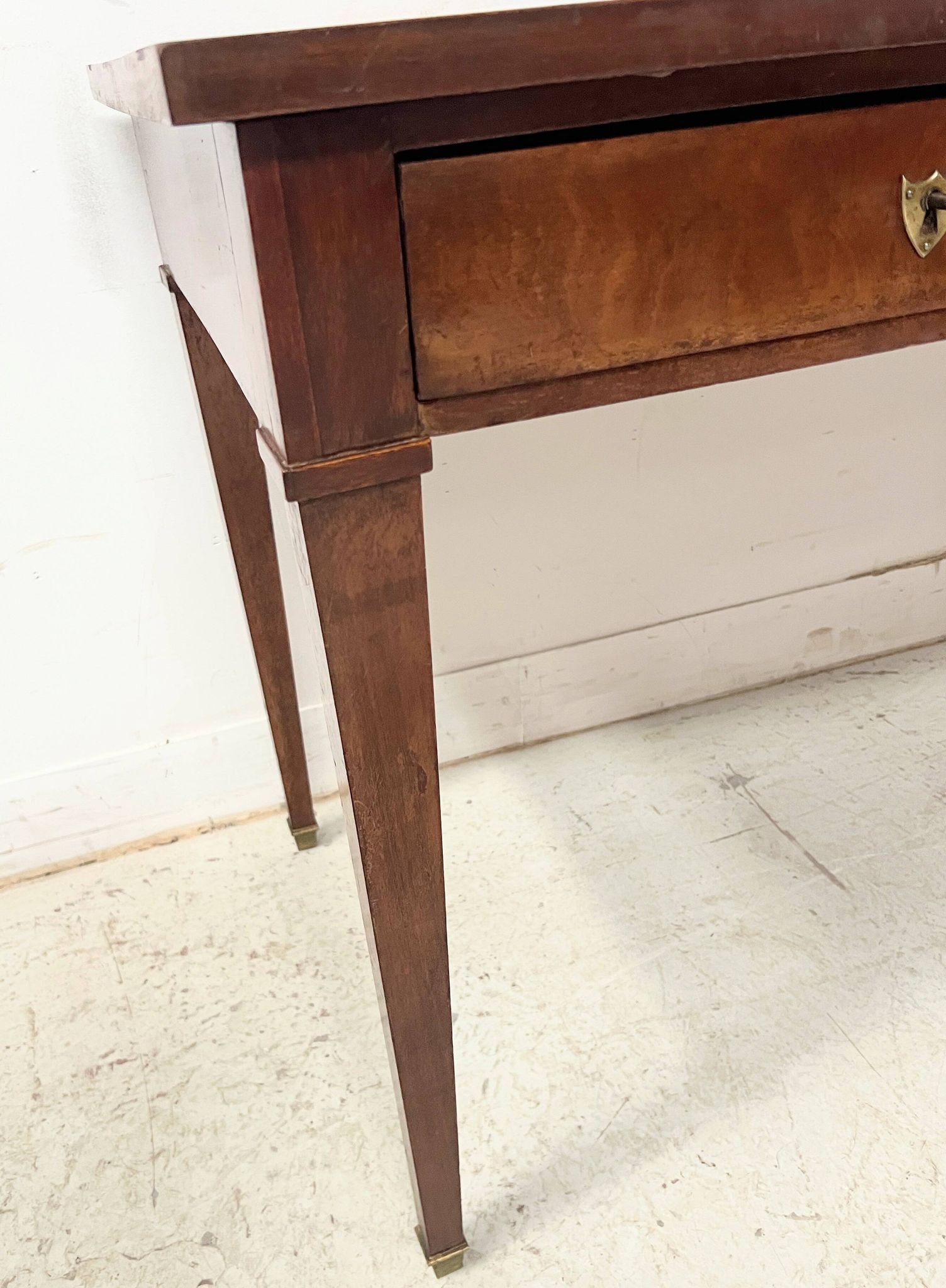 Louis XVI style desk in mahogany and veneer, 20th century.