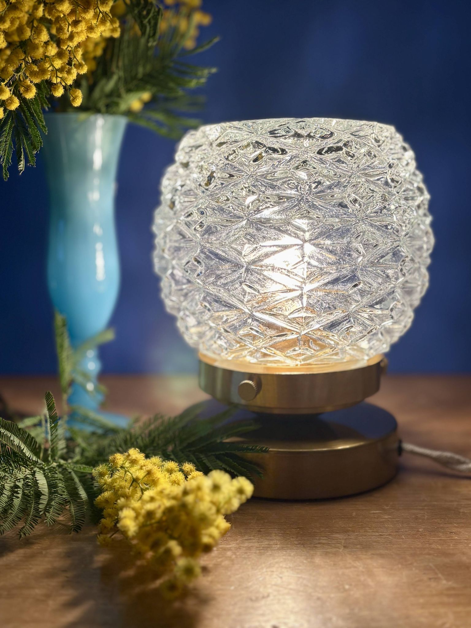 Lampe à poser globe vintage en verre moulé