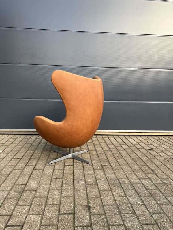 Fritz Hansen Egg chair original de 1983 en parfait état, nouveau!! Cuir Camel Cognac Rustique