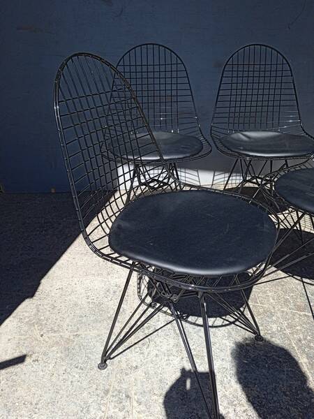 Set of 4 Eames chairs in metal
