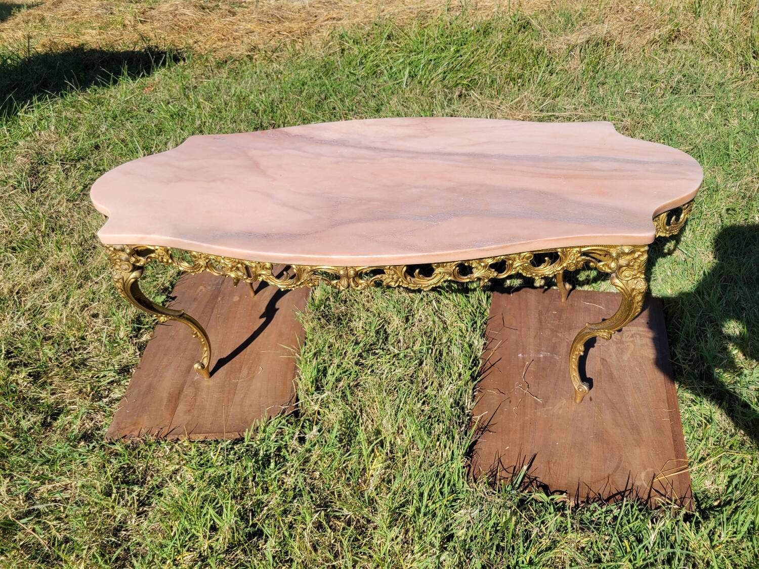 Louis XV coffee table in pink marble