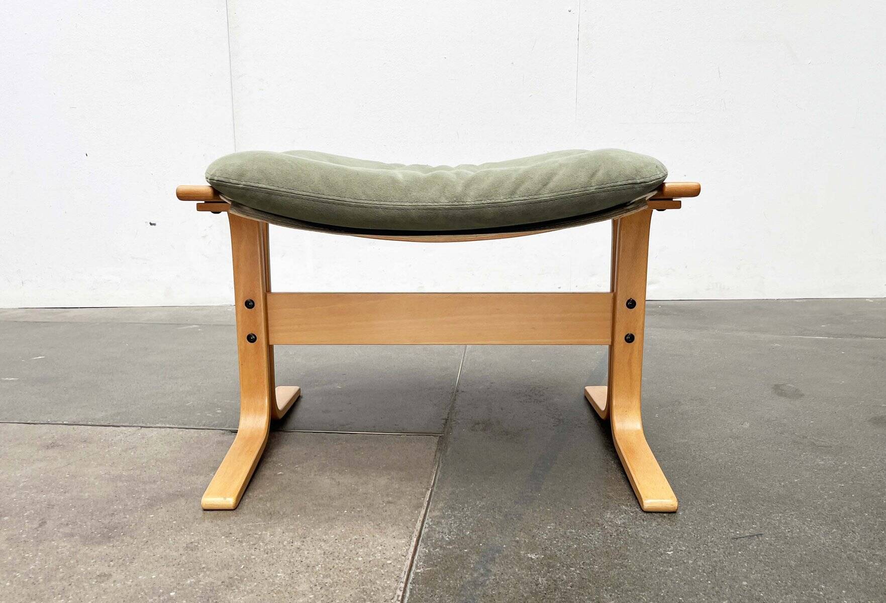 Mid-century Norwegian Siesta pouf in nubuck leather by Ingmar Relling for Westnofa, 1960s.